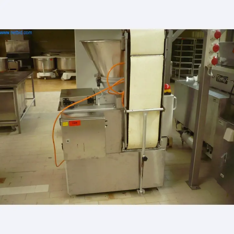 Máquinas de padaria numa grande padaria-1