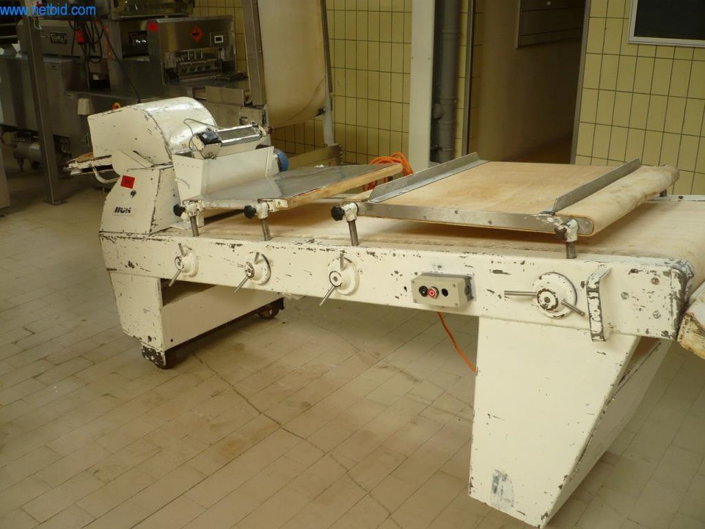 Pekařské stroje ve velké pekárně-1