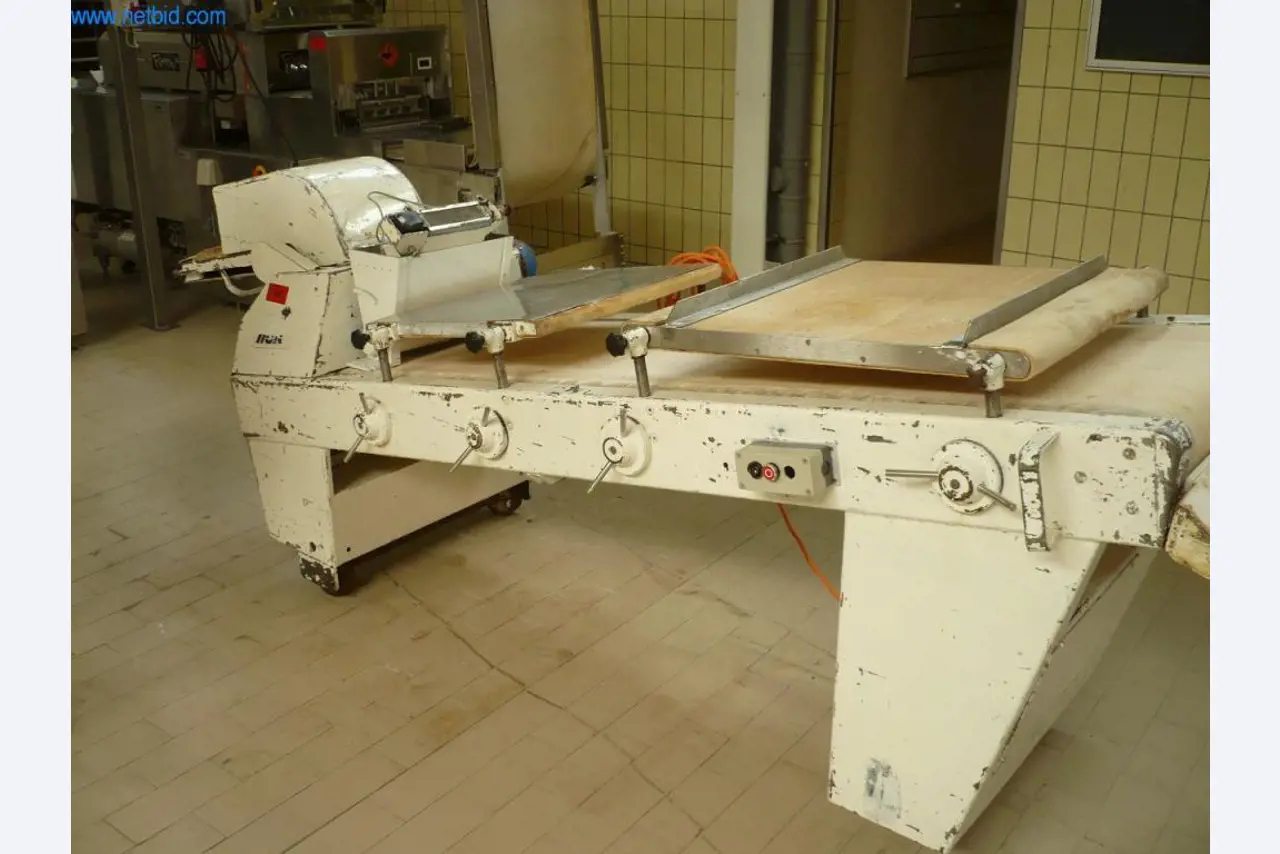 Máquinas de padaria numa grande padaria-1