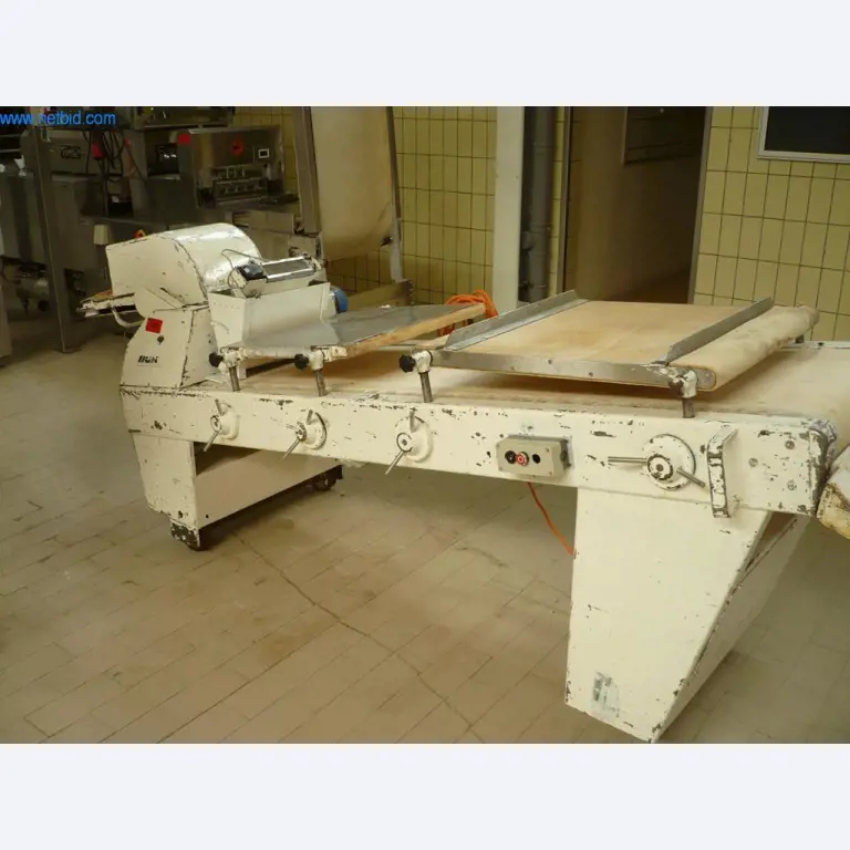 Máquinas de padaria numa grande padaria-1