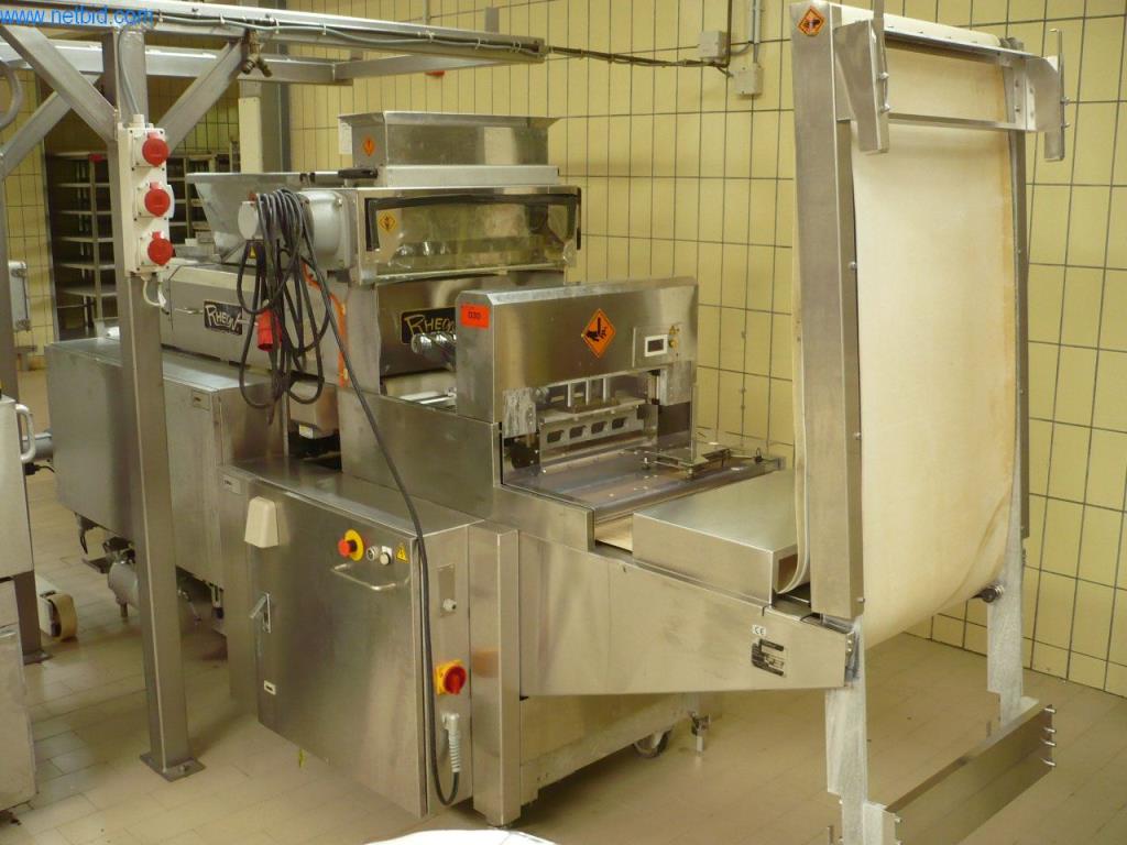 Maszyny piekarnicze w dużej piekarni-1