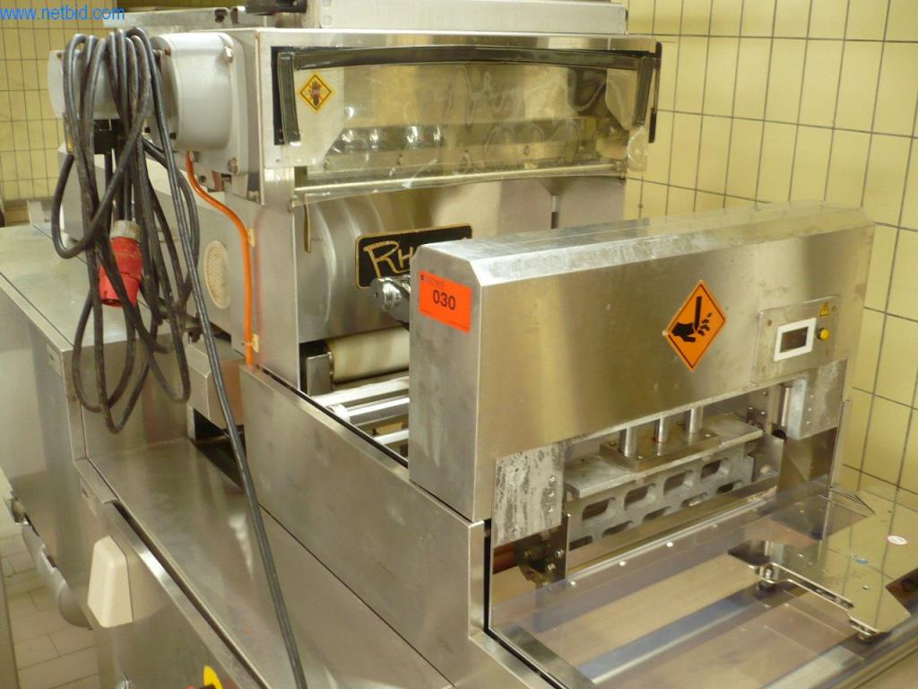 Maszyny piekarnicze w dużej piekarni-2