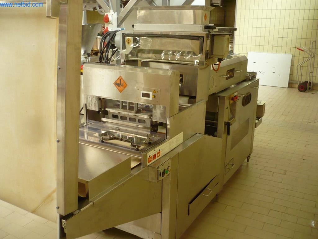 Maszyny piekarnicze w dużej piekarni-3