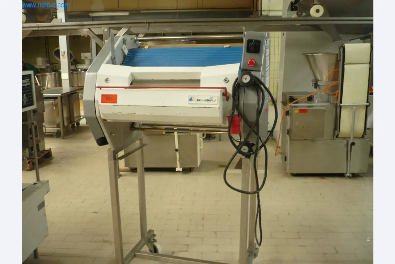 Máquinas de padaria numa grande padaria-1