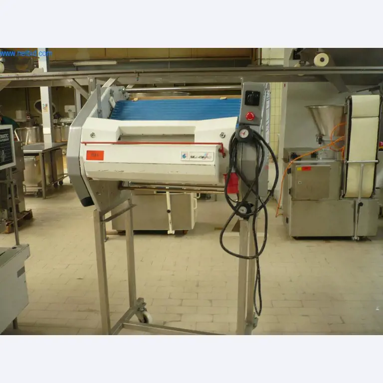 Máquinas de padaria numa grande padaria-1