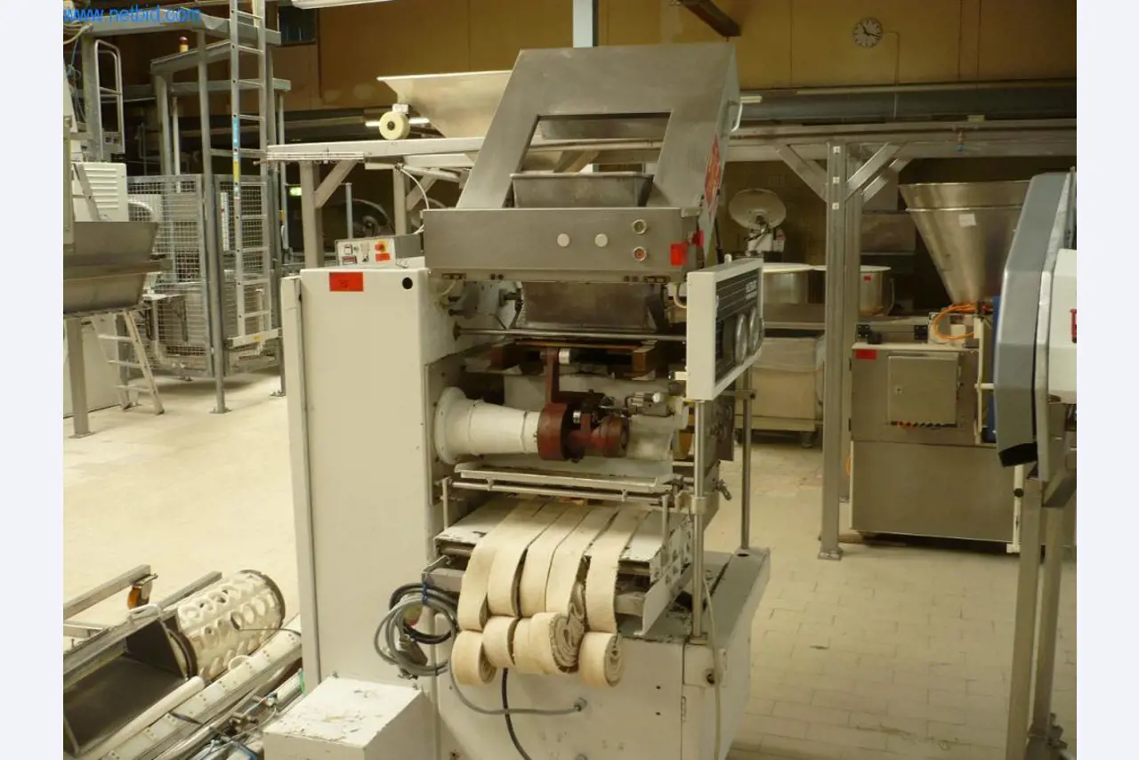 Máquinas de panadería en una gran panadería-1