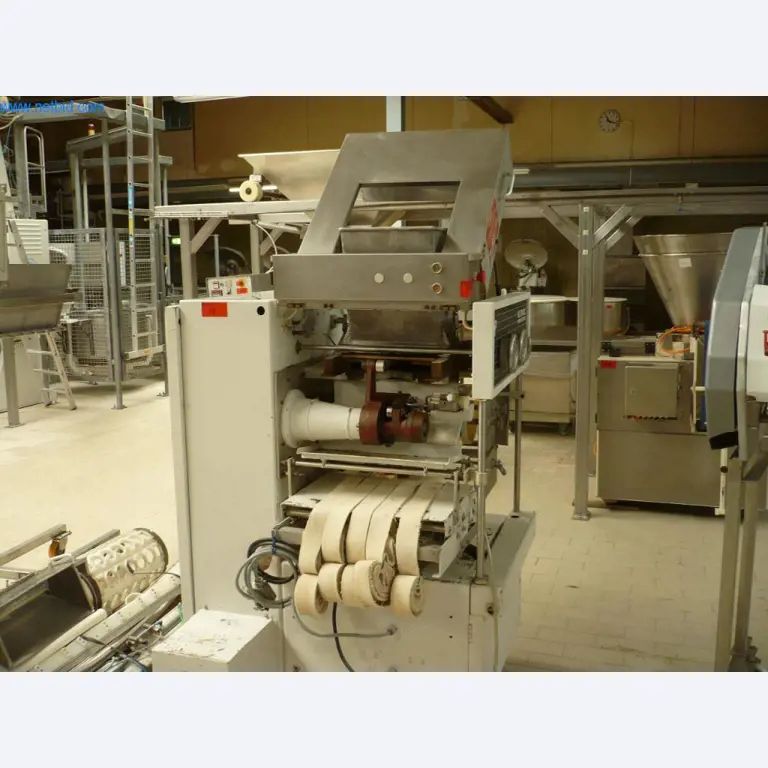 Máquinas de panadería en una gran panadería-1