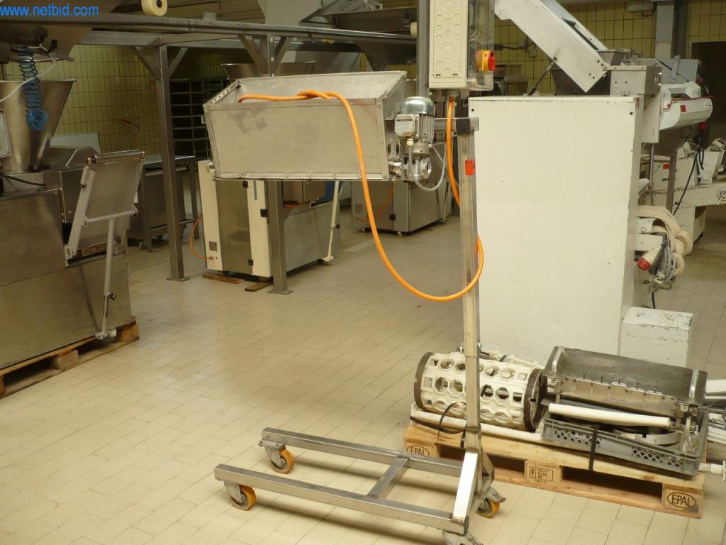 Pekařské stroje ve velké pekárně-1