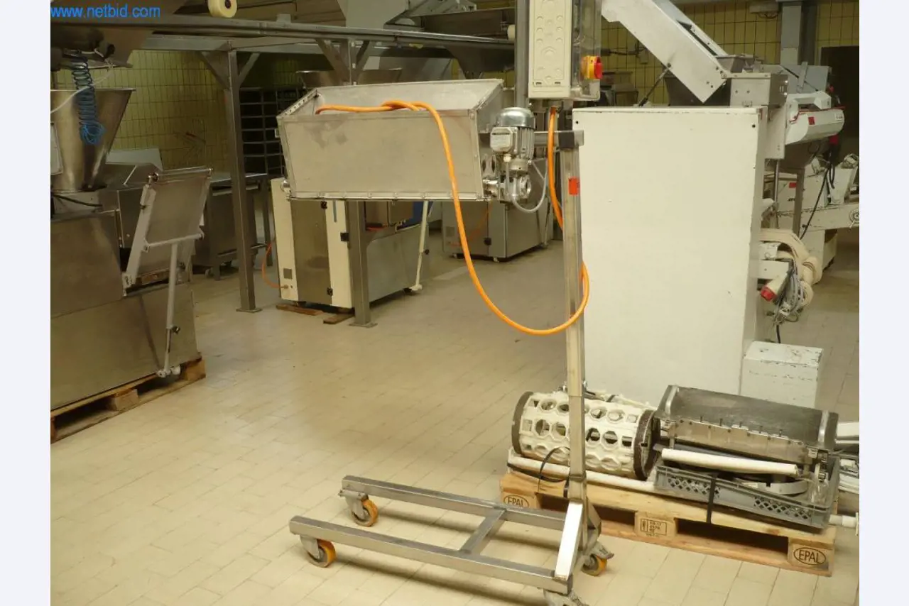 Máquinas de padaria numa grande padaria-1