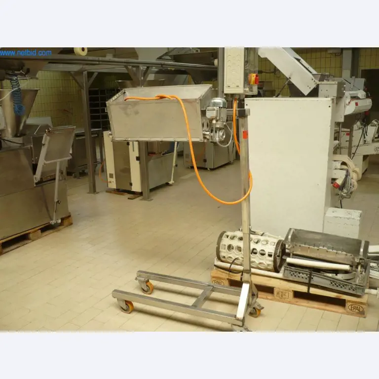 Máquinas de padaria numa grande padaria-1