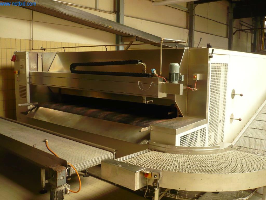 Pekarski stroji v veliki pekarni-1