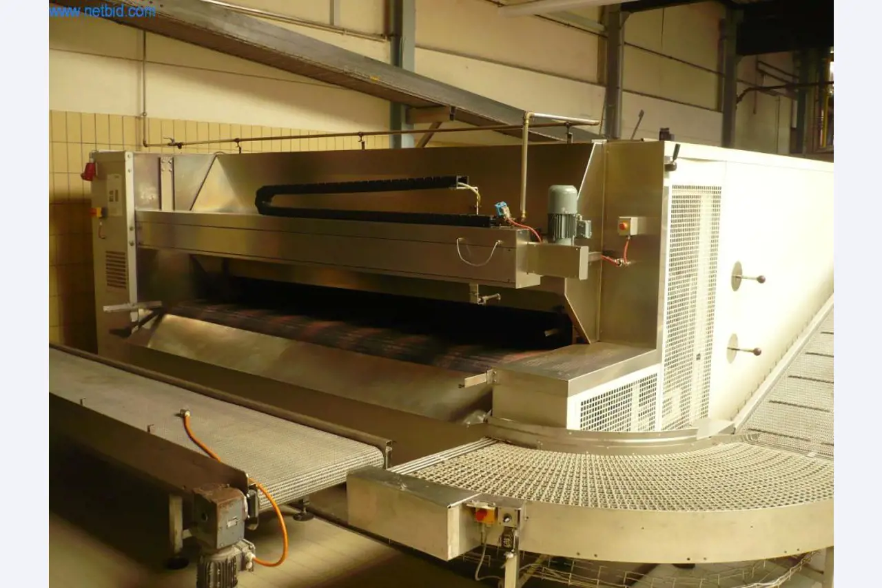 Máquinas de padaria numa grande padaria-1