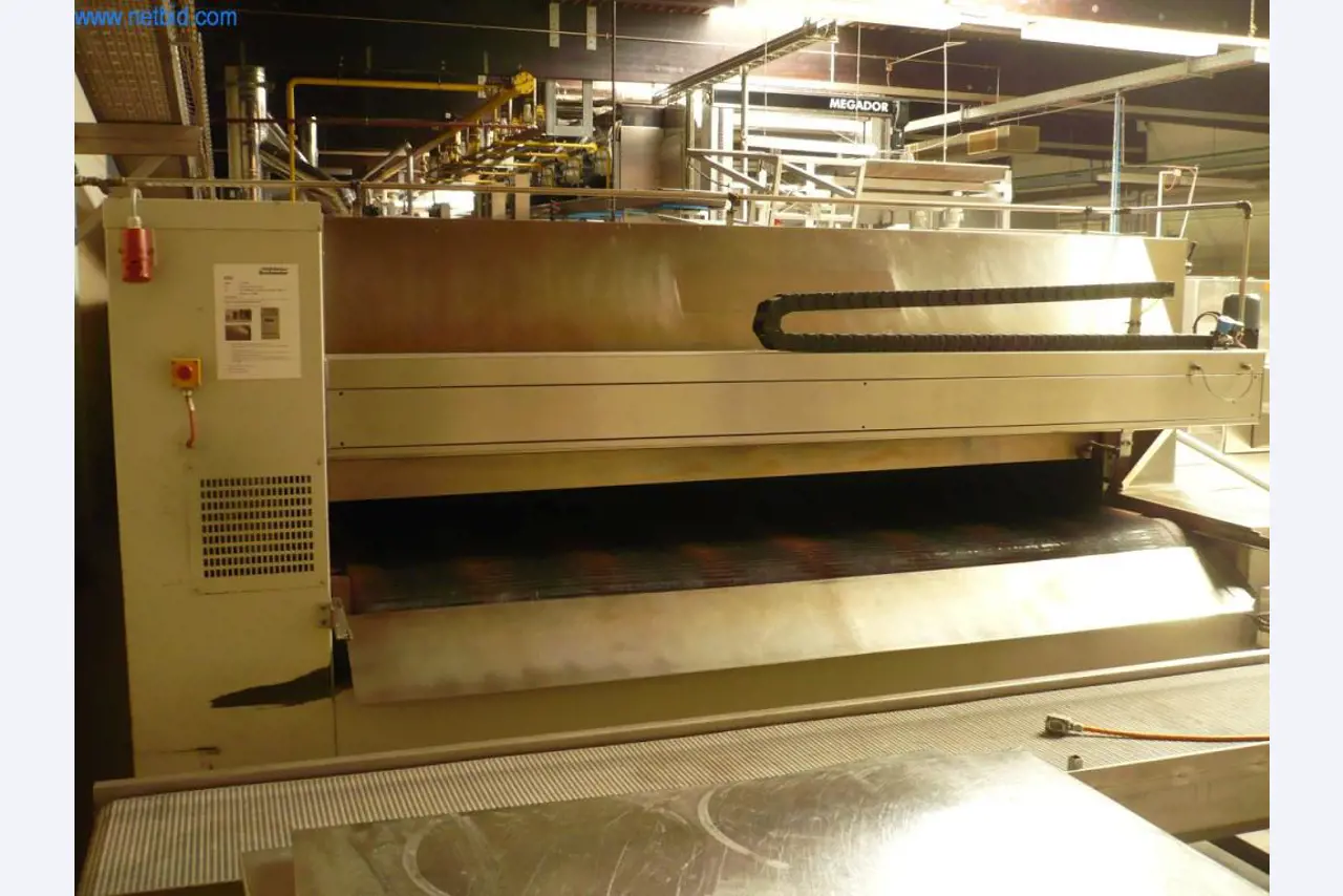 Máquinas de padaria numa grande padaria-2