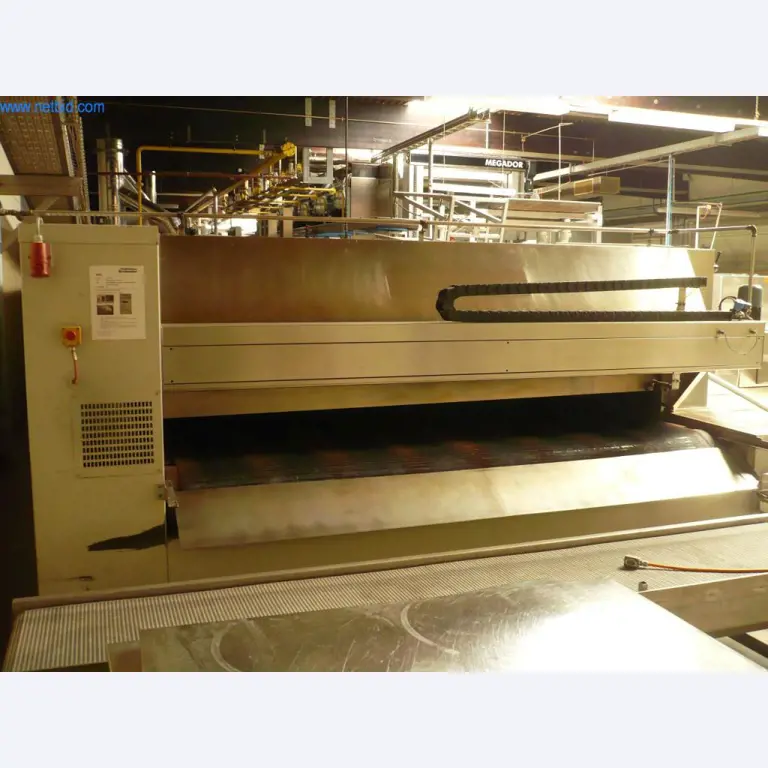 Máquinas de padaria numa grande padaria-2