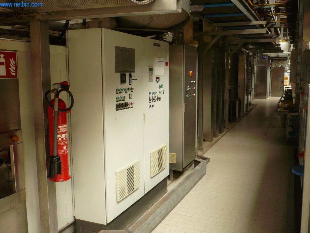 Pekarski stroji v veliki pekarni-4