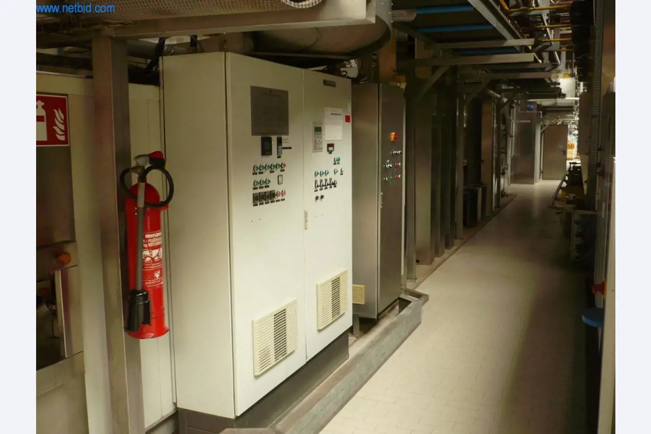 Máquinas de padaria numa grande padaria-4