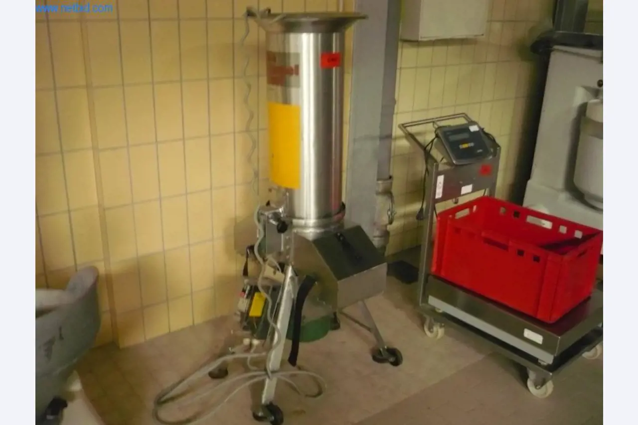 Maszyny piekarnicze w dużej piekarni-1