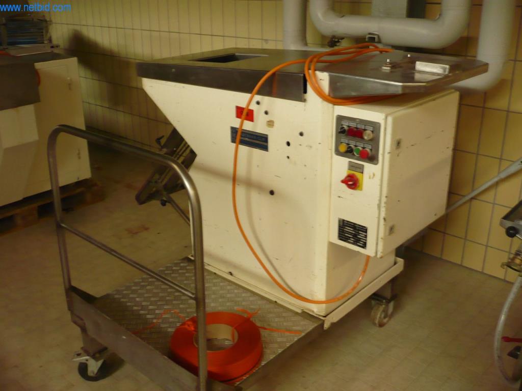 Pekařské stroje ve velké pekárně-1