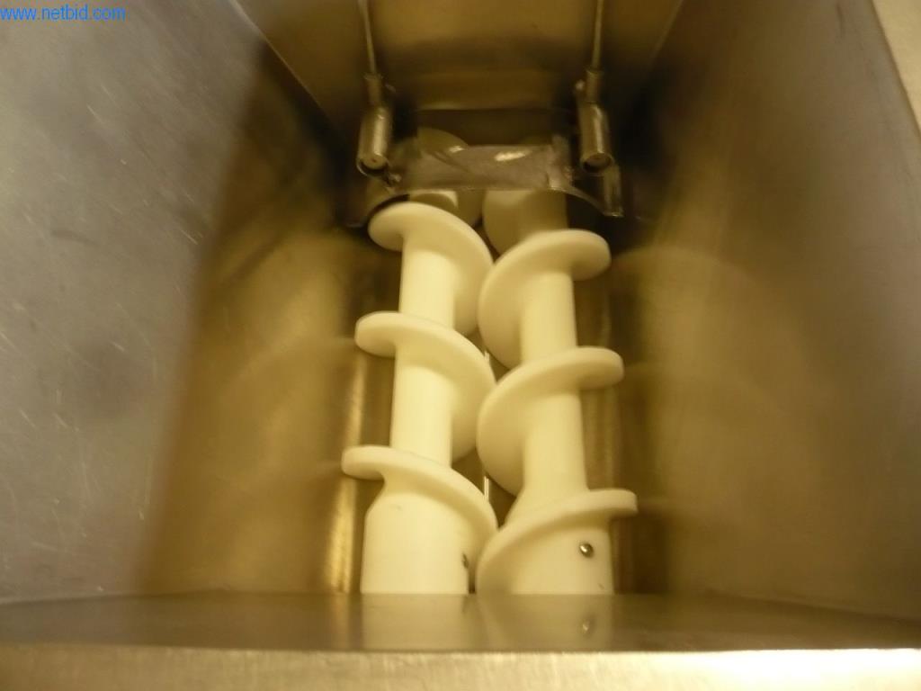 Pekařské stroje ve velké pekárně-2