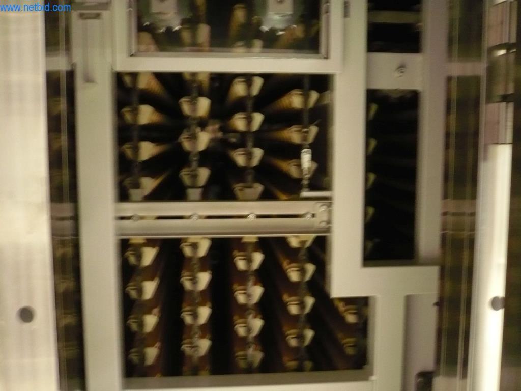 Maszyny piekarnicze w dużej piekarni-11