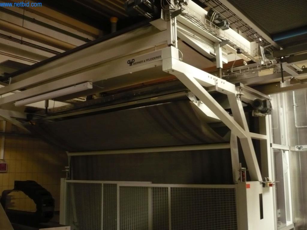 Maszyny piekarnicze w dużej piekarni-12