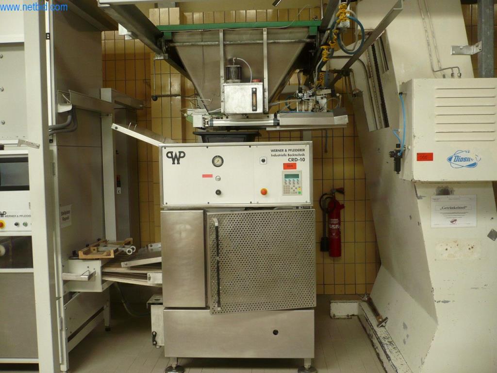 Maszyny piekarnicze w dużej piekarni-1