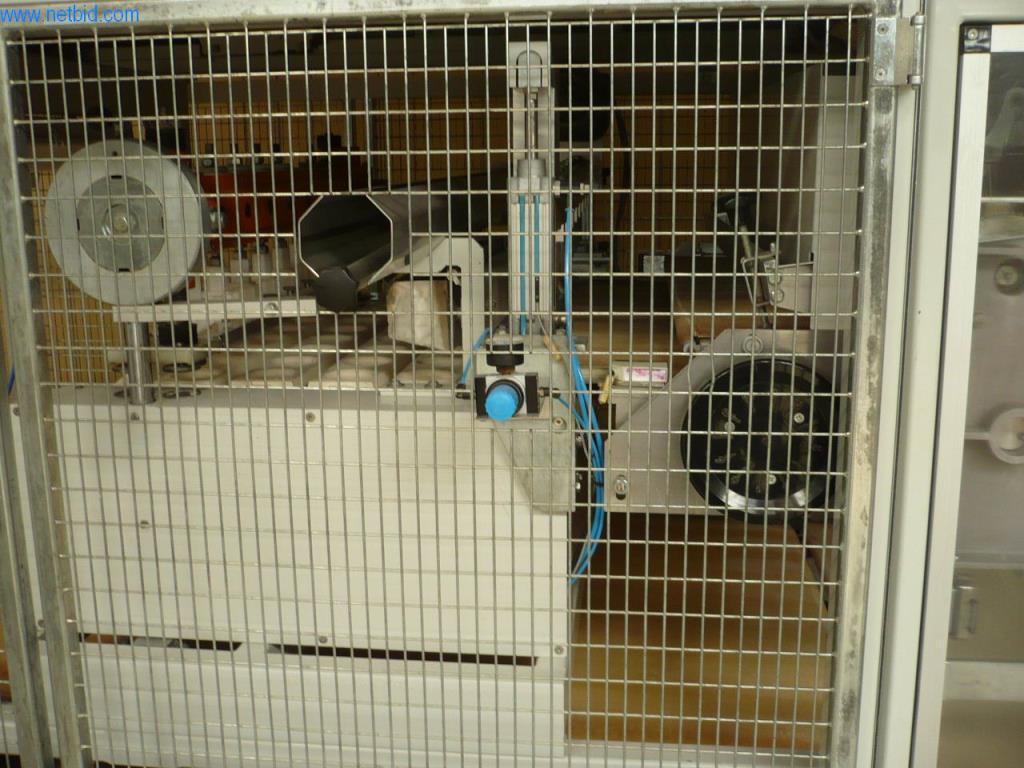 Maszyny piekarnicze w dużej piekarni-3