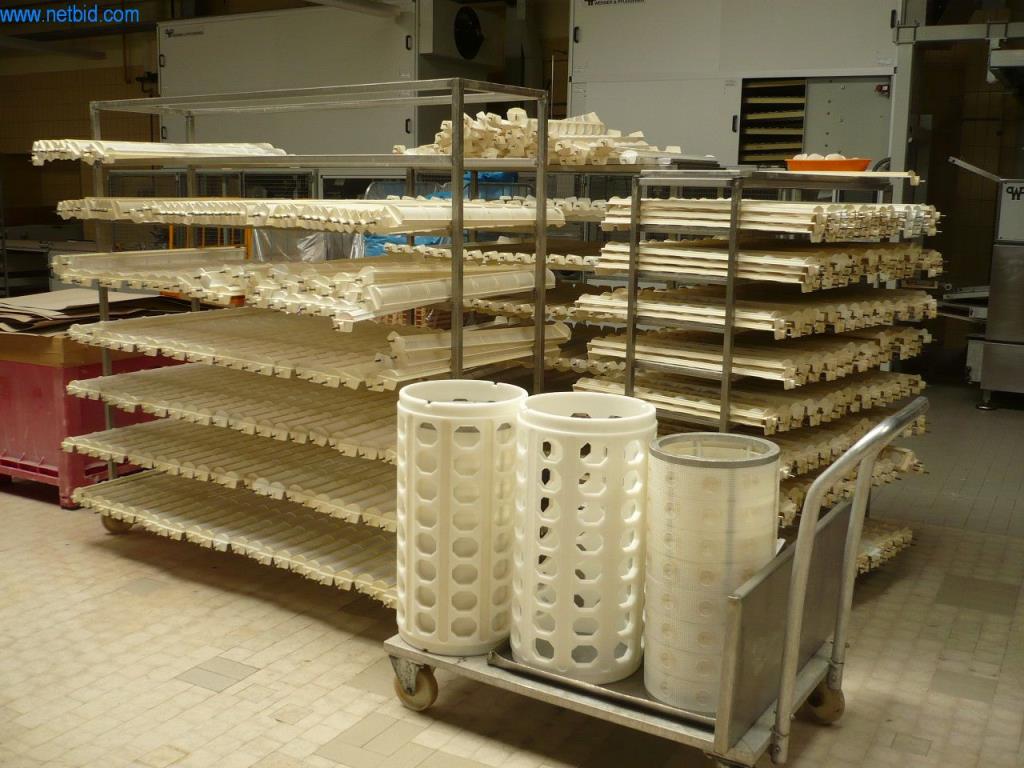 Maszyny piekarnicze w dużej piekarni-5