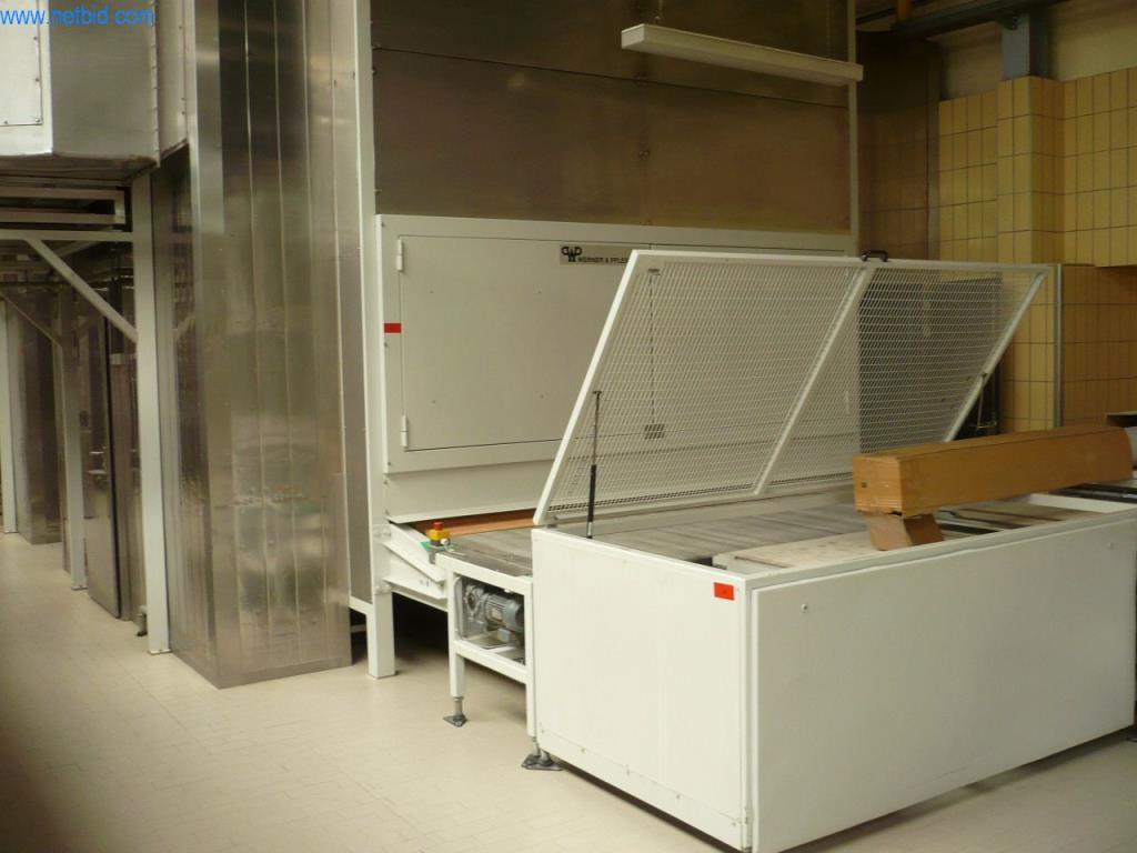 Maszyny piekarnicze w dużej piekarni-8