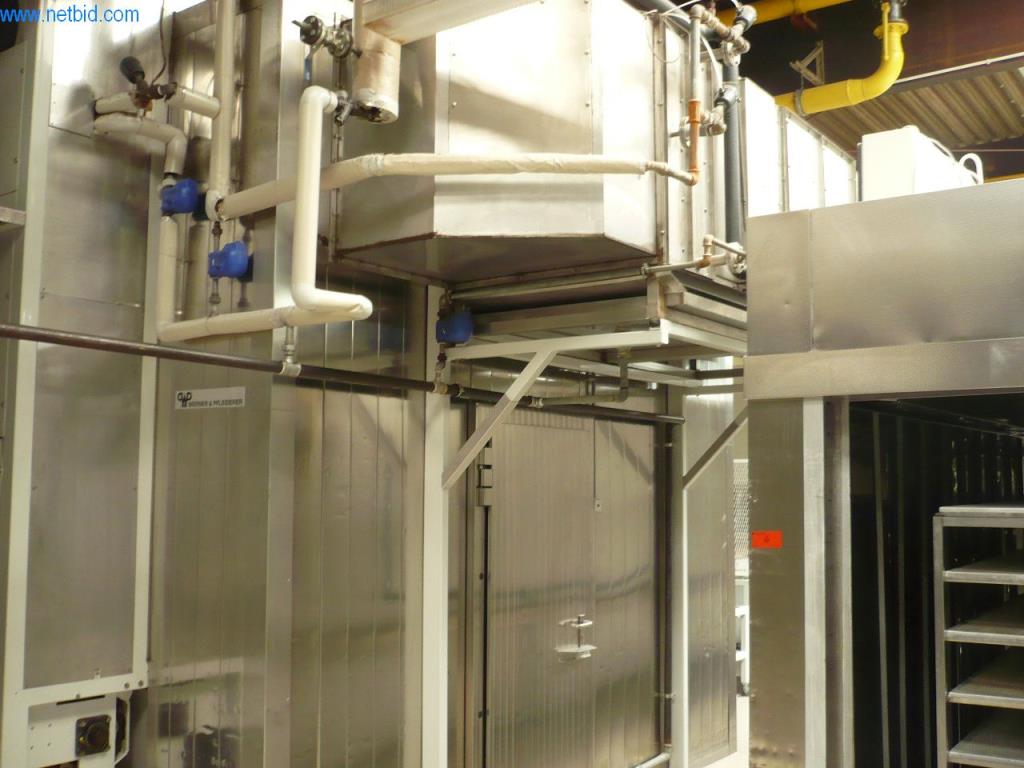 Maszyny piekarnicze w dużej piekarni-9