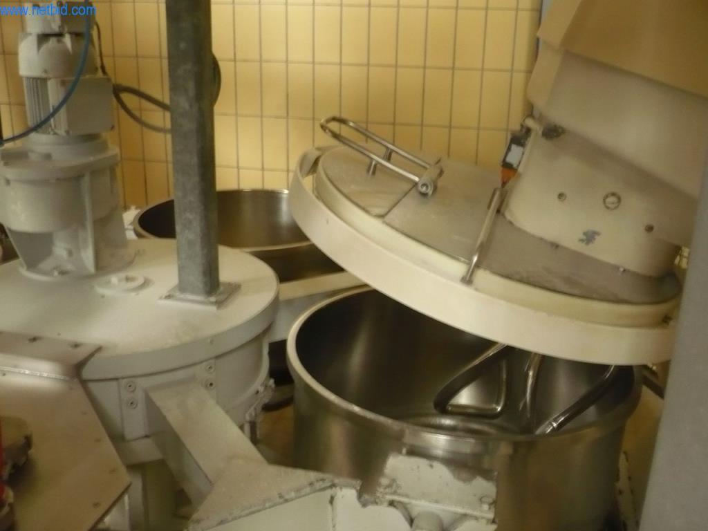 Pekařské stroje ve velké pekárně-2