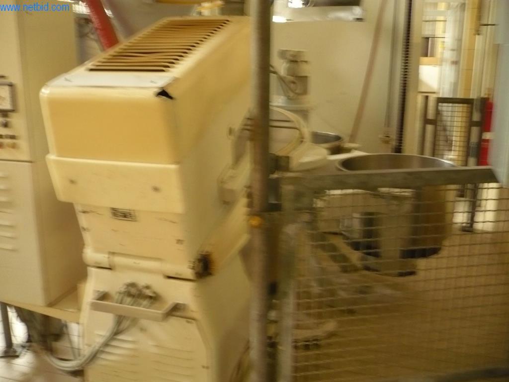 Pekařské stroje ve velké pekárně-4