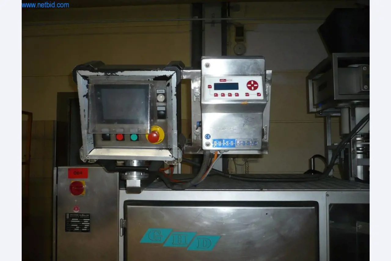 Máquinas de padaria numa grande padaria-3