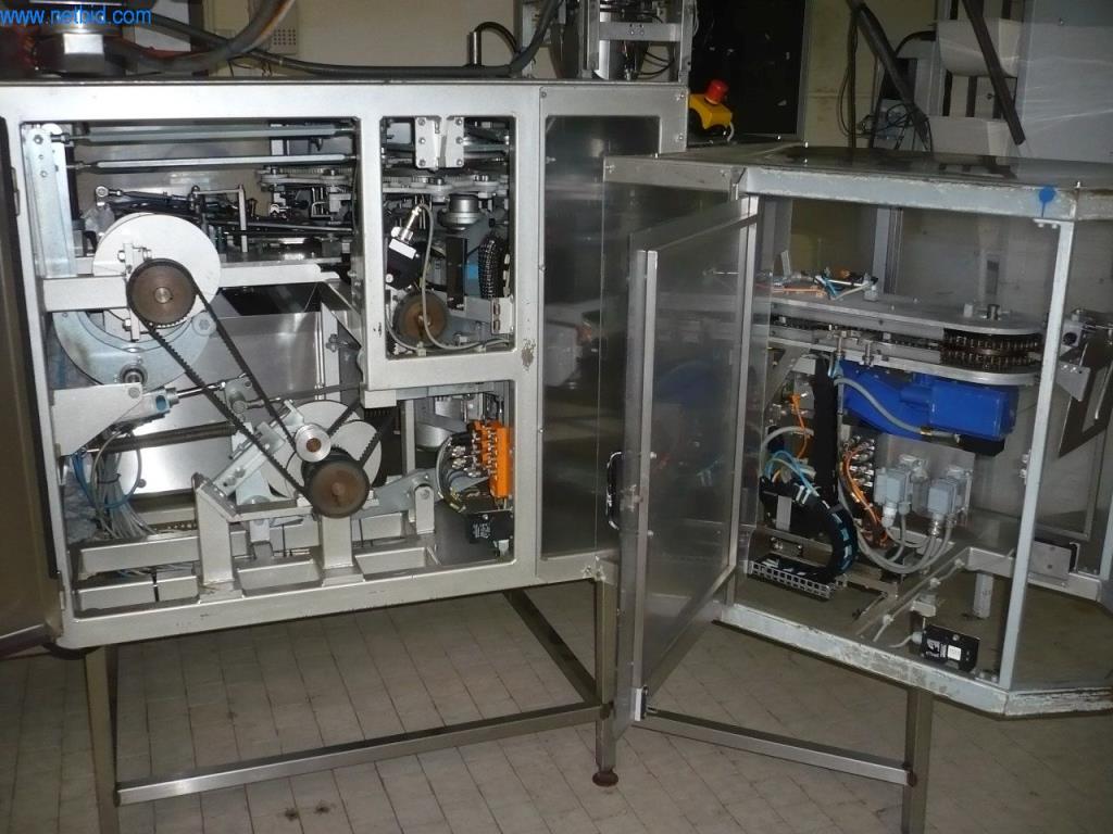 Pekařské stroje ve velké pekárně-4