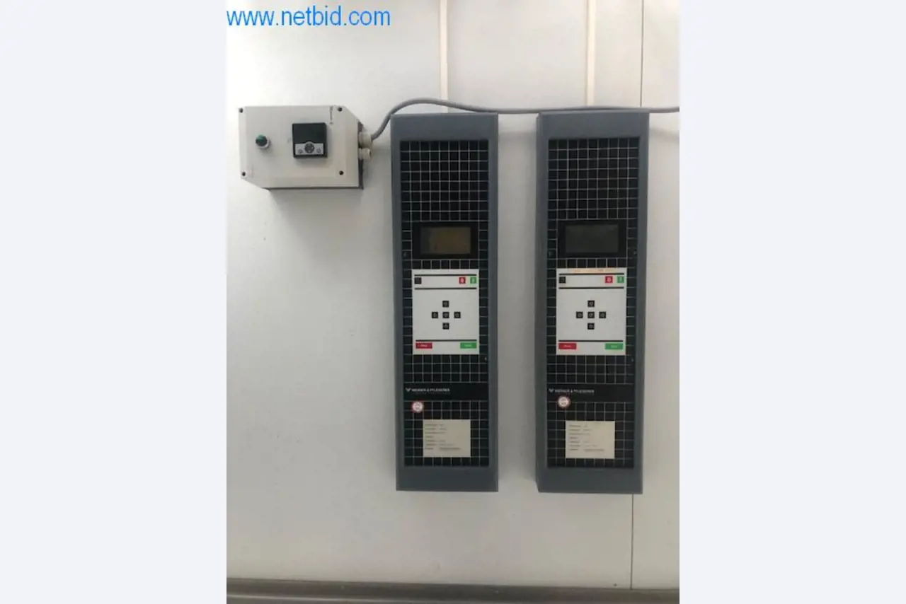 Máquinas de padaria numa grande padaria-3