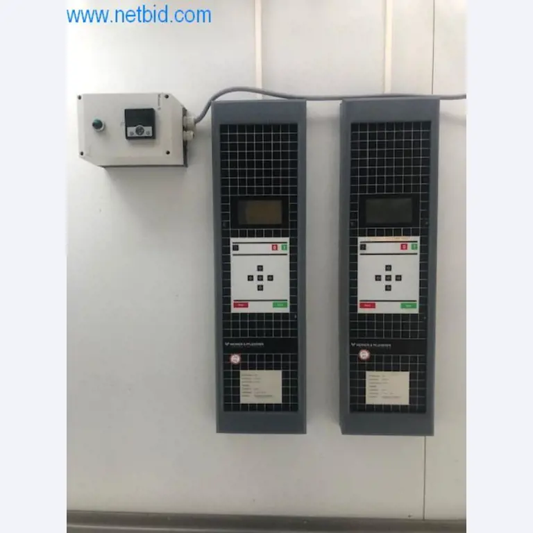 Máquinas de padaria numa grande padaria-3