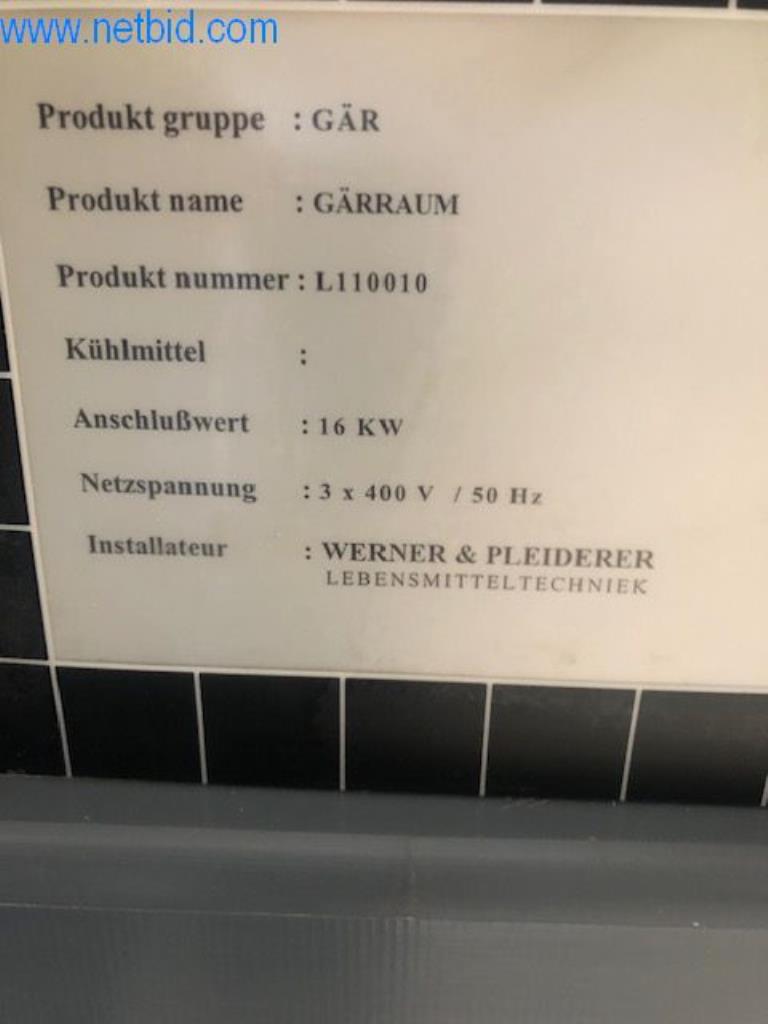 Pekařské stroje ve velké pekárně-4