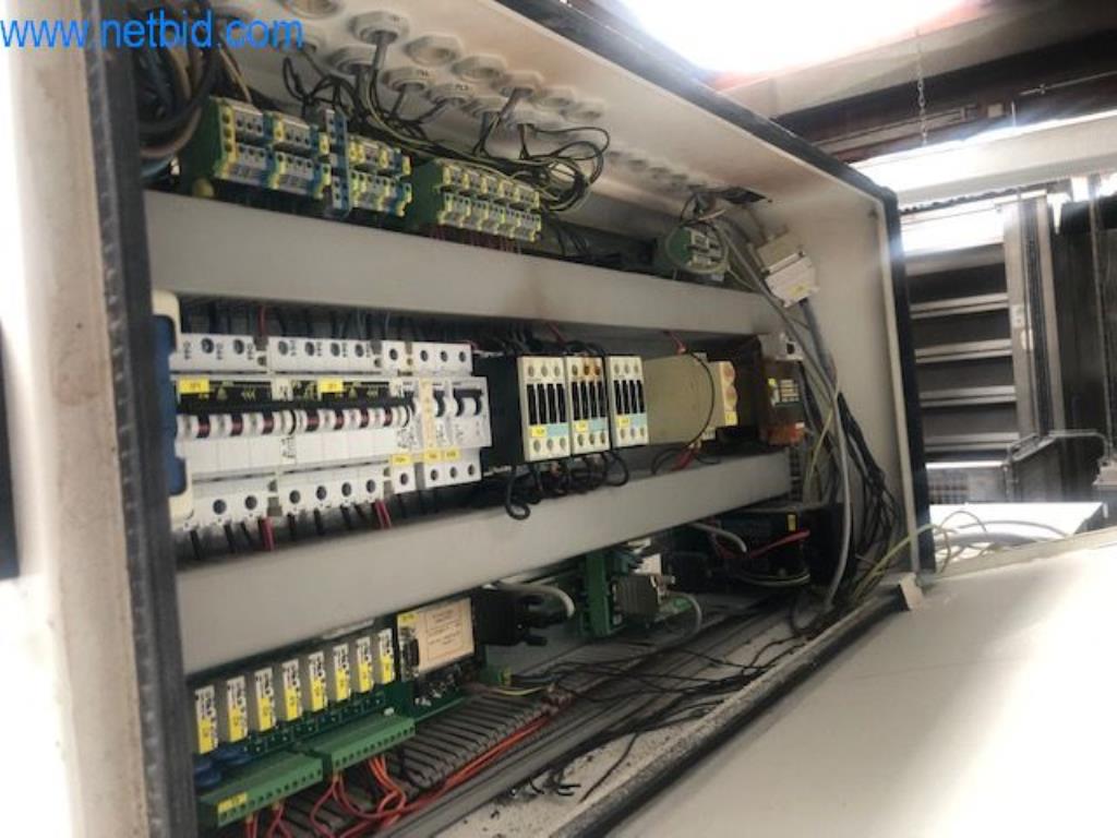 Pekařské stroje ve velké pekárně-5