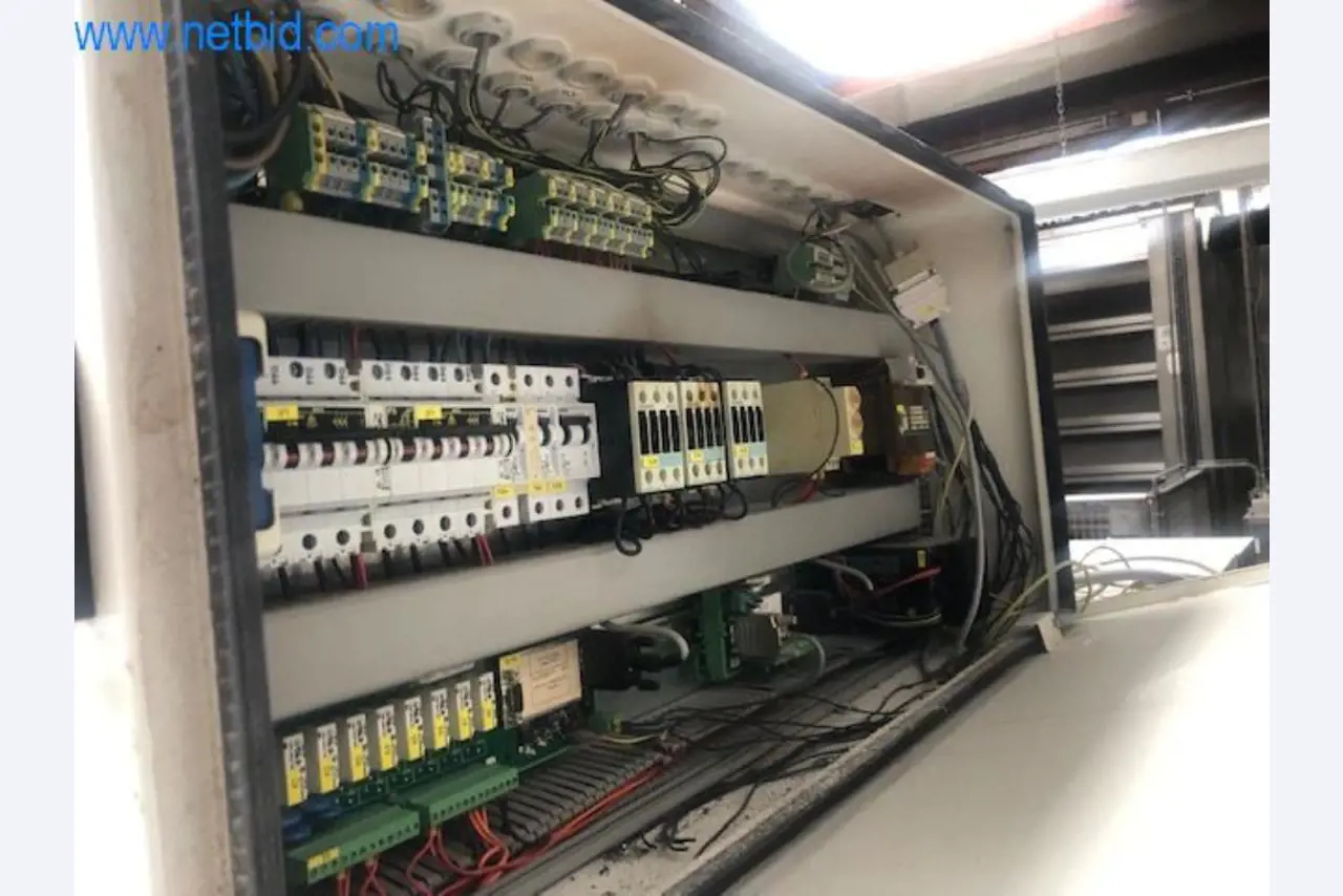 Máquinas de padaria numa grande padaria-5