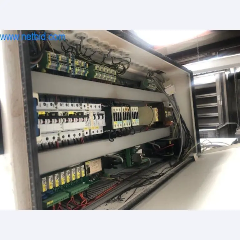 Máquinas de padaria numa grande padaria-5