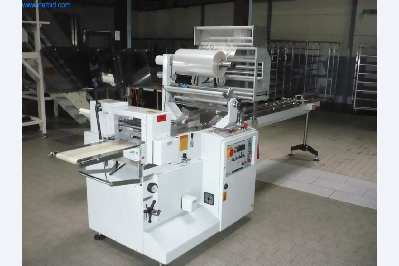 Máquinas de padaria numa grande padaria-2