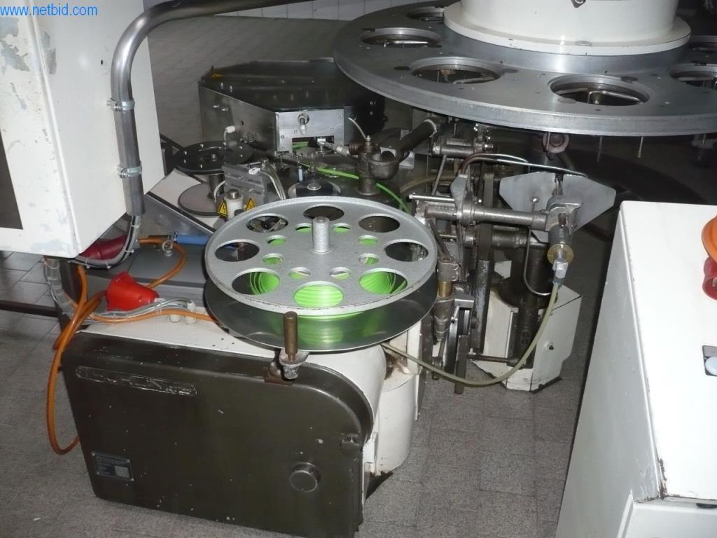 Pekařské stroje ve velké pekárně-2