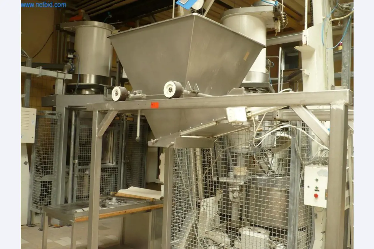 Máquinas de padaria numa grande padaria-1