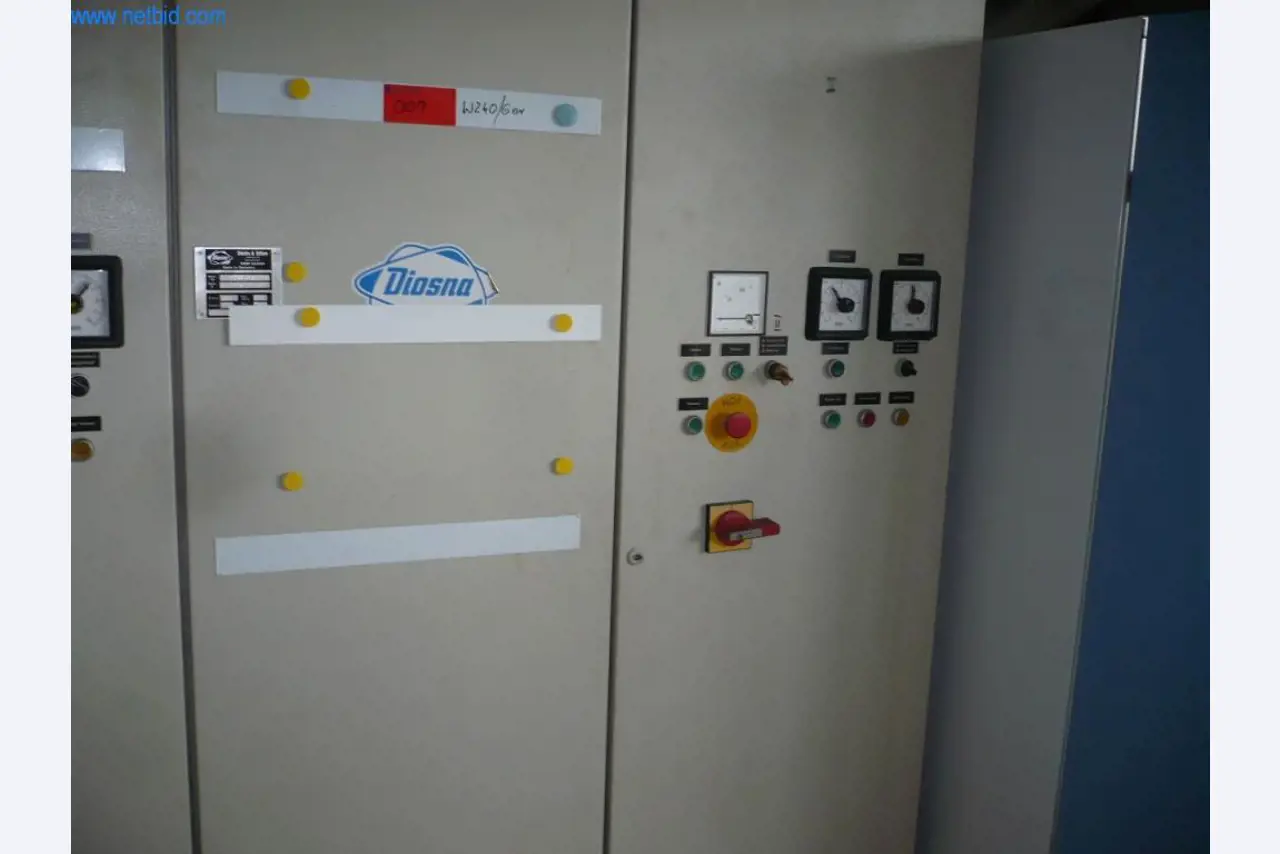 Máquinas de padaria numa grande padaria-3