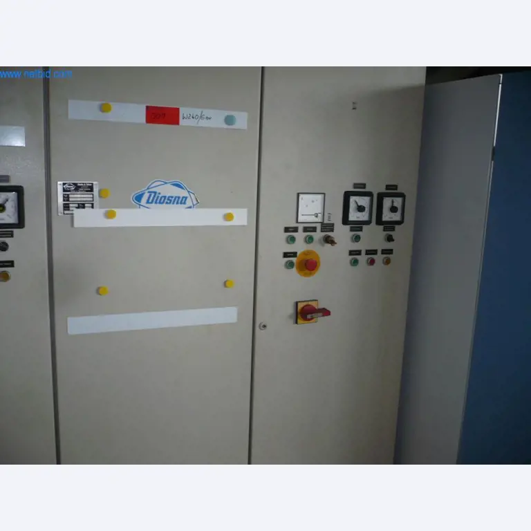 Máquinas de padaria numa grande padaria-3