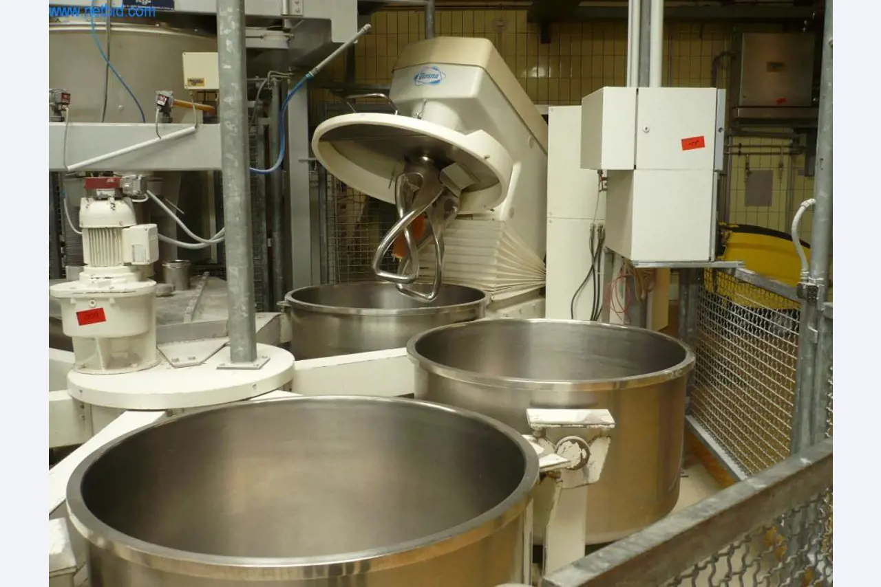 Máquinas de padaria numa grande padaria-4