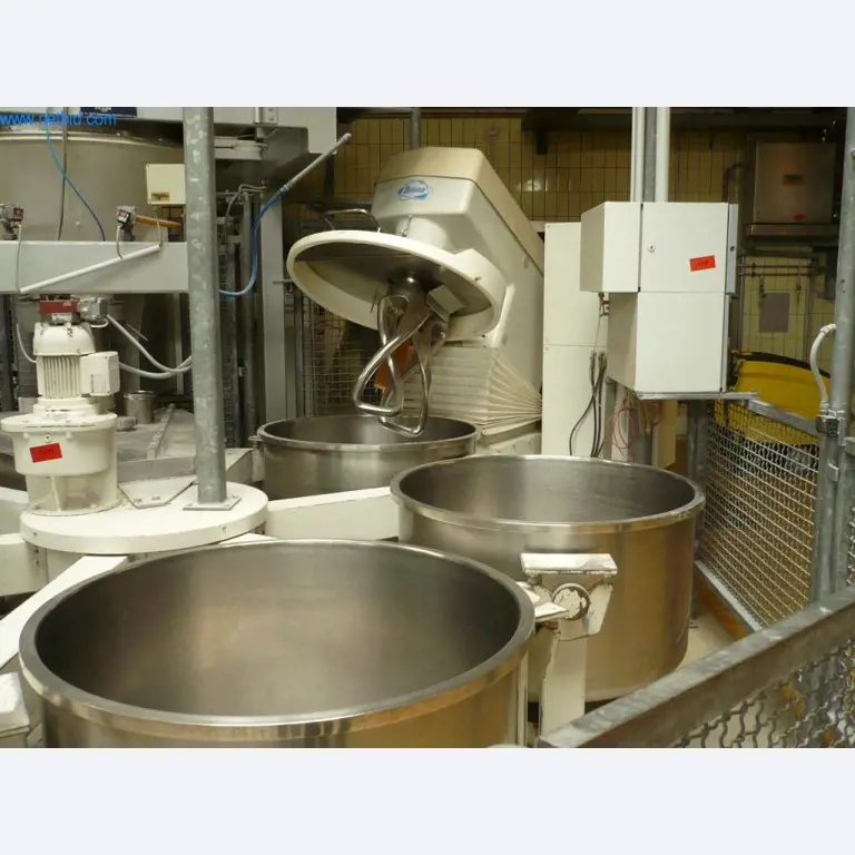 Máquinas de padaria numa grande padaria-4