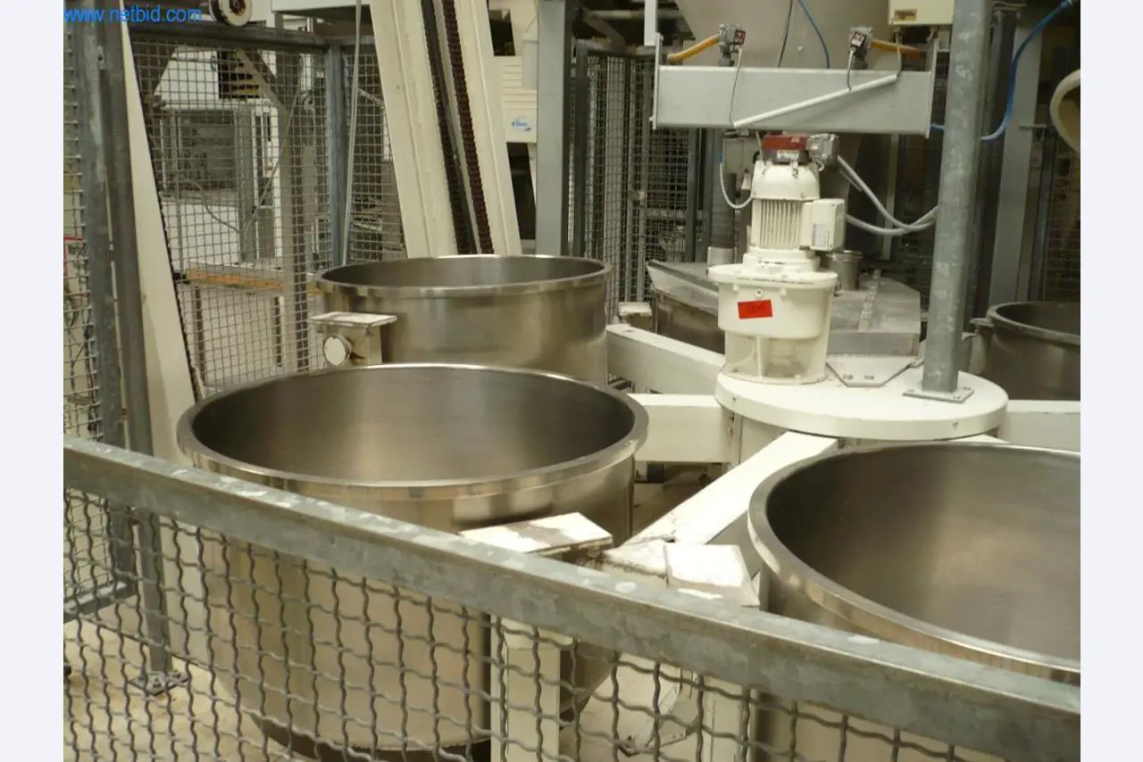 Máquinas de padaria numa grande padaria-5