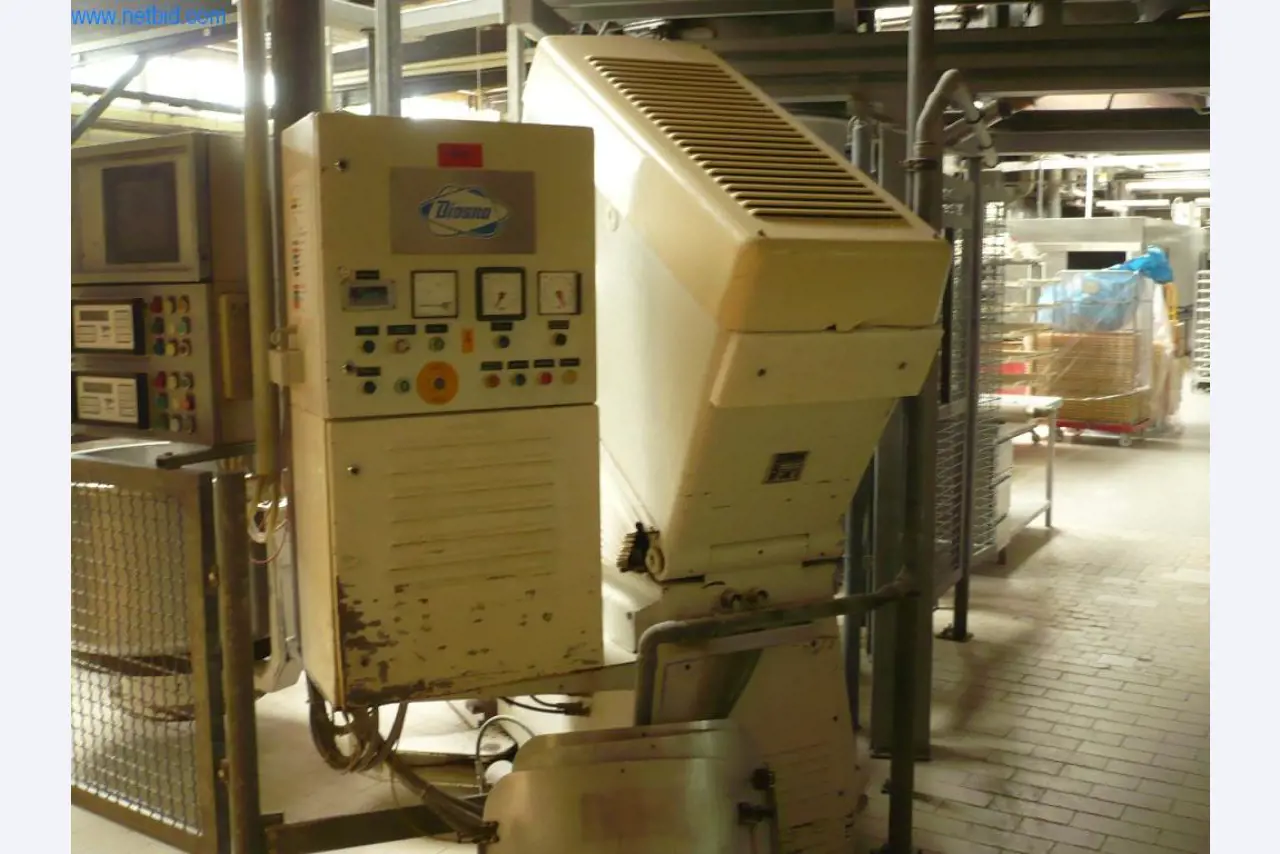 Máquinas de padaria numa grande padaria-6