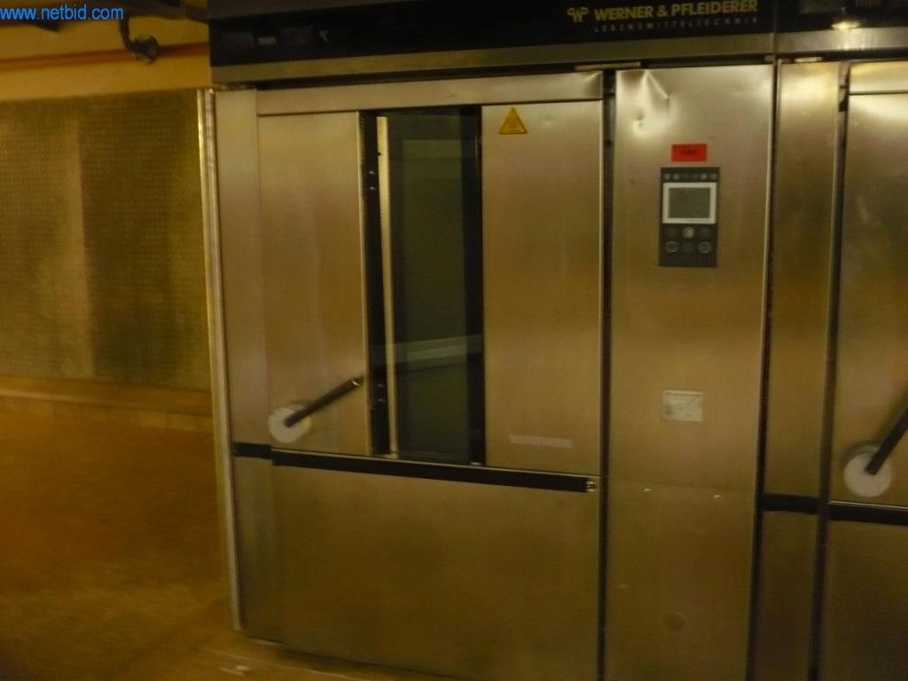 Pekařské stroje ve velké pekárně-1